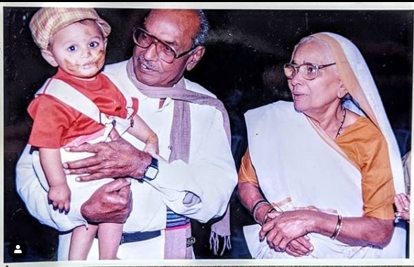 Dev Joshi childhood  image with grandparents